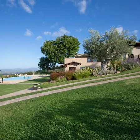 With Hot Tub Near בית נופש