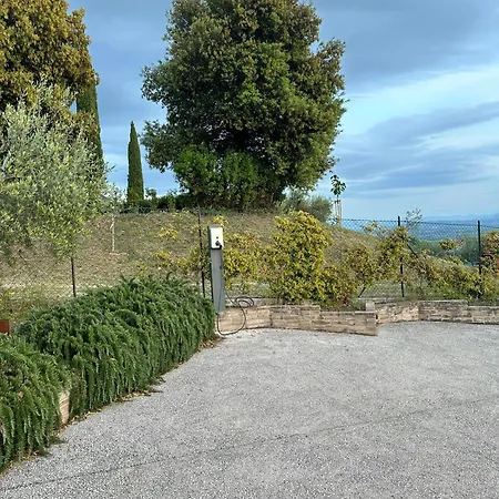 With Hot Tub Near بيت للعطل