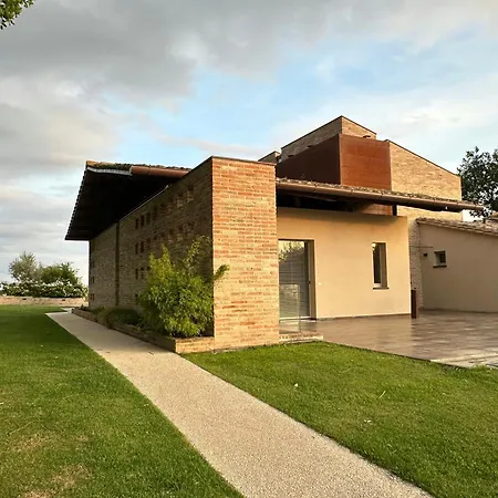 With Hot Tub Near בית נופש *