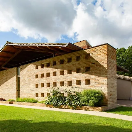 With Hot Tub Near أسيسي