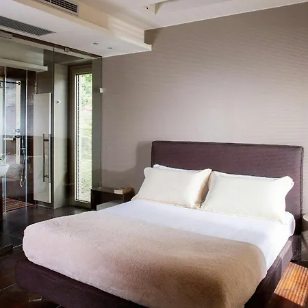 With Hot Tub Near בית נופש אסיסי